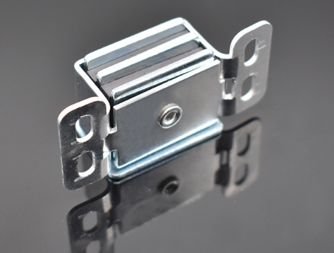 Aluminum alloy magnetic door closer