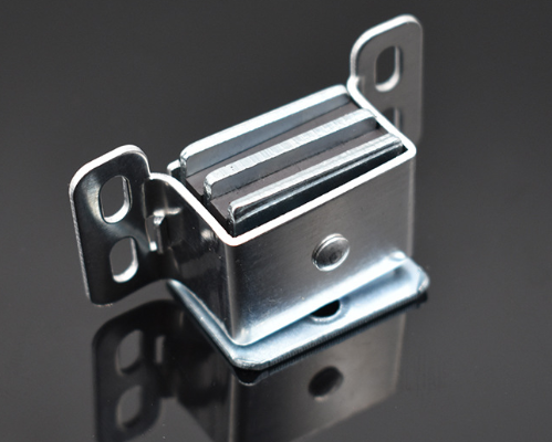 Aluminum alloy magnetic door closer